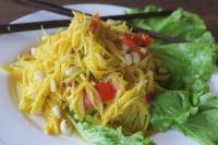 un piatto di cibo con noodles e lattuga di Samaki Guesthouse & Grandpa Homestay- Tad Lo a Ban Donkhagnoung