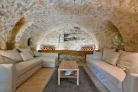 ein Wohnzimmer mit 2 Sofas und einem Tisch in der Unterkunft Maison Chandolas - Charmante maison pour 10 voyageurs in Chandolas