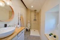 ein Badezimmer mit einem weißen Waschbecken und einem WC in der Unterkunft Maison Chandolas - Charmante maison pour 10 voyageurs in Chandolas