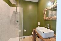 Ein Badezimmer in der Unterkunft Maison Chandolas - Charmante maison pour 10 voyageurs