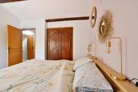 Ein Bett oder Betten in einem Zimmer der Unterkunft Maison Chandolas - Charmante maison pour 10 voyageurs