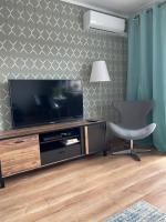 Televízia a/alebo spoločenská miestnosť v ubytovaní Apartament Centrum