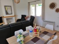 Posezení v ubytování Vakantiewoning CasaLucka4enjoy private pool and mountain view regio Calpe-Jalon