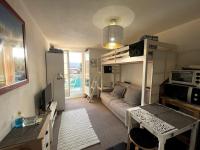 Telewizja i/lub zestaw kina domowego w obiekcie Studio avec Clim, Parking et Balcon - 3 personnes