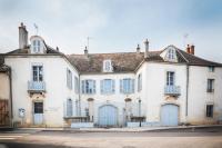 an old white house with blue doors and windows at L&#39;appartement du Cellier in Pommard