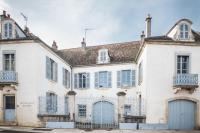 an old white house with blue doors and windows at L&#39;appartement du Cellier in Pommard