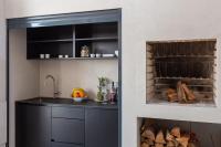 eine Küche mit einer Spüle und einem Weinkeller in der Unterkunft www VillaGoldenHill com in Podstrana