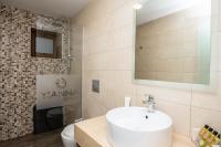 Kúpeľňa v ubytovaní Yianna Caravel Suites "by Checkin" adults only