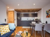 Kuchyňa alebo kuchynka v ubytovaní Appartement neuf et équipé au centre de Chamonix - FR-1-343-220