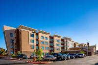 eine Reihe von Autos, die auf einem Parkplatz vor einem Gebäude geparkt sind in der Unterkunft Residence Inn Las Vegas South&#47;Henderson in Las Vegas