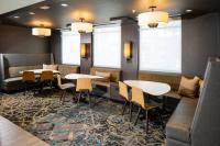 ein Esszimmer mit Tischen und Stühlen und Fenstern in der Unterkunft Residence Inn Las Vegas South&#47;Henderson in Las Vegas