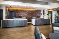 eine Lobby eines Geschäfts mit Rezeptionstresen und Stühlen in der Unterkunft Residence Inn Las Vegas South&#47;Henderson in Las Vegas