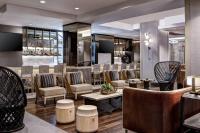 Un restaurante con sillas y mesas y un bar. en JW Marriott Houston by the Galleria, en Houston