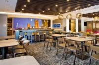 Un restaurante con mesas y sillas y un bar. en SpringHill Suites by Marriott West Sacramento, en West Sacramento