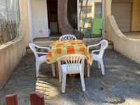 Patio lub wspólna przestrzeń na świeżym powietrzu w obiekcie Studio Cabine 4 Pers, Terrasse, Parking Privé, Proche Plage et Commerces, La Franqui - FR-1-81-585