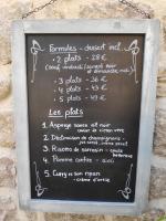 DésaignesにあるLAne Têtuの食べ物のリストが書かれた黒板の看板