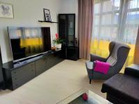 TV a/nebo společenská místnost v ubytování Apartamento en el casco antiguo de Ponferrada