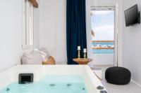 Televízia a/alebo spoločenská miestnosť v ubytovaní Margaret Luxury Suites