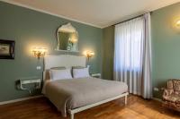 A bed or beds in a room at Relais Villa Borghetto