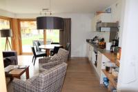 Kuchnia lub aneks kuchenny w obiekcie T3 rez-de-jardin avec fitness, sauna et tennis - village et ski à pied