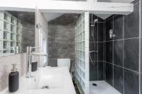 ein Bad mit einem Waschbecken und einer Dusche in der Unterkunft - L&#39;Observatoire - Vue - Centre- Atypique in Rodez