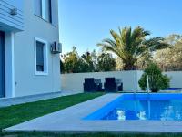 Bazén v ubytovaní Villa Rose Ground Floor - Private Swimming Pool Garden alebo v jeho blízkosti