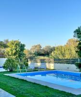 Bazén v ubytovaní Villa Rose Ground Floor - Private Swimming Pool Garden alebo v jeho blízkosti