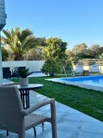 Bazén v ubytovaní Villa Rose Ground Floor - Private Swimming Pool Garden alebo v jeho blízkosti
