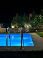 Bazén v ubytovaní Villa Rose Ground Floor - Private Swimming Pool Garden alebo v jeho blízkosti