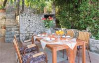 Nápoje v ubytování Three-Bedroom Holiday Home In Crkvice