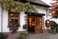 ein weißes Gebäude mit Blumen davor in der Unterkunft Gästehaus Vogler in Heuchelheim-Klingen