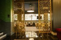 een eetkamer met tafels en stoelen en een spiegel bij Aram Otel Business & Luxury in Istanbul