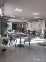 カームヤネツィ・ポジーリシクィイにあるApart-hotel 24/7の椅子とテーブル、テーブルと椅子が備わる客室です。