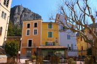 un edificio con una montaña al fondo en Hôtel Restaurant La Forge, en Castellane