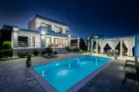 Bazén v ubytování Johnny's White Luxury Villa nebo v jeho okolí
