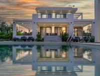 Bazén v ubytování Johnny's White Luxury Villa nebo v jeho okolí
