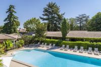 - une piscine avec des chaises longues et des chaises à côté d&#39;une maison dans l&#39;établissement Hôtel la Magnaneraie, à Villeneuve-lès-Avignon