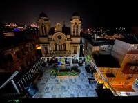 una vista aérea de una iglesia por la noche en HOTEL GLOBAL 2022, en Estambul