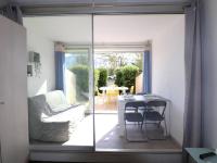 Część wypoczynkowa w obiekcie Studio Cabine 6 Pers. avec Terrasse, Loggia et Parking Privé à 2 Pas de la Plage - FR-1-307-234