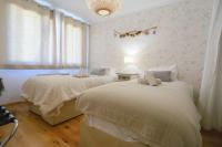 Cama ou camas em um quarto em Manoir 4 &eacute;toiles - 2 chambres, proche lac
