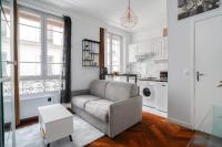 Kuchnia lub aneks kuchenny w obiekcie Studio rénové cosy metro Paris 2pers wifi
