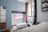 Łóżko lub łóżka w pokoju w obiekcie Studio rénové cosy metro Paris 2pers wifi