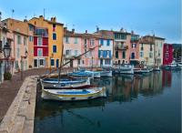a group of boats docked in a canal with buildings at Appart 30 m2 cosy 2 personnes 1 grande chambre en mezzanine in Saint-Mitre-les-Remparts