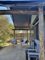 Umkumbe Bush Lodge - Luxury Tented Campにあるシーティングエリア