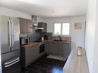 Kuchyňa alebo kuchynka v ubytovaní Proche GORGES DU VERDON, villa 8 pers avec piscine privée