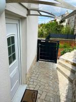 Balkon lub taras w obiekcie Charming house in Skrpčići with enclosed garden