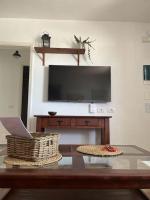 Telewizja i/lub zestaw kina domowego w obiekcie Lanzarote Sea, acogedora vivienda