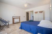 Łóżko lub łóżka w pokoju w obiekcie VILLA L'ESTEREL AVEC PISCINE VUE MER 6 Pers