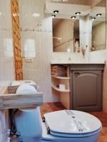 A bathroom at Apartaments Cel i Fusta