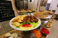 Un buffet lleno de platos de comida en un mostrador. en Ari Boutique Hôtel - Adult Only, en Marrakech